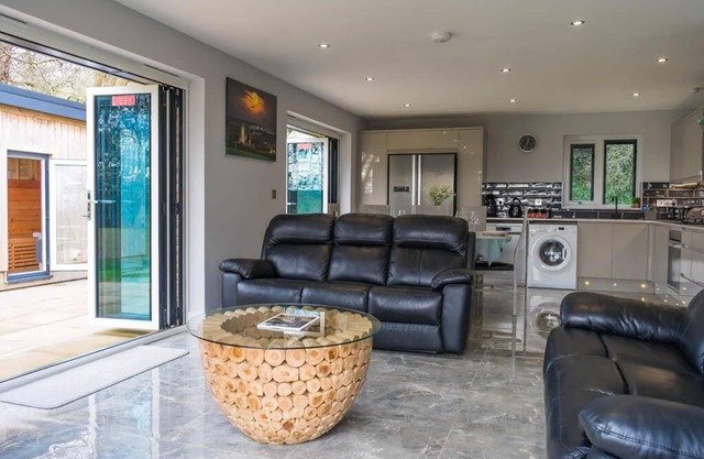 Unwind in Nature's Embrace with Sauna and Hot Tub - WOODLANDS