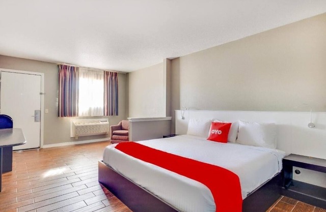 Unwind In Room Near Route 66 Attractions W/Parking + Pets Allowed