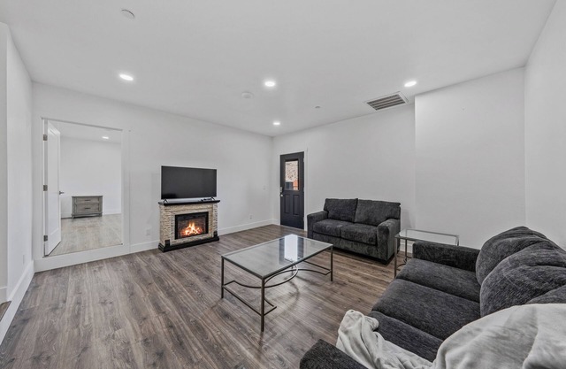 Unwind in this stylish, newly renovated 1-bedroom suite near Topaz Lake