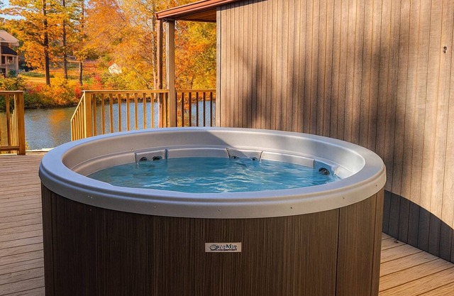 Unwind on Eagle Lake - Lakefront Getaway perfect for Groups!