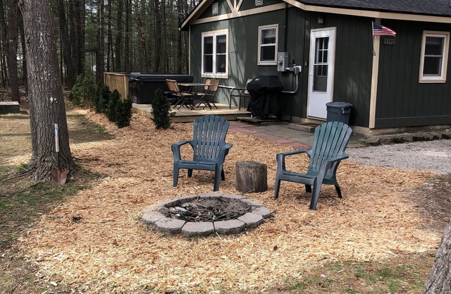 Up North Getaway: Cozy Lake Arrowhead Cabin with Hot Tub & Prime Location!