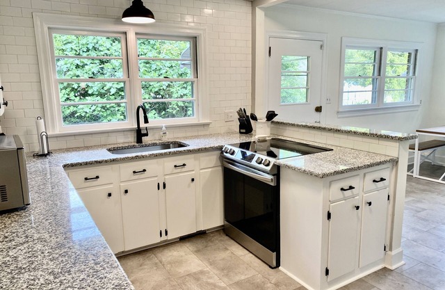 Updated 2-bedroom Ranch in Downtown Apex