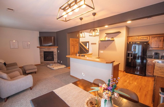 Updated 3-bedroom 2.5-Bathroom townhome with AC and WiFi in Evansville