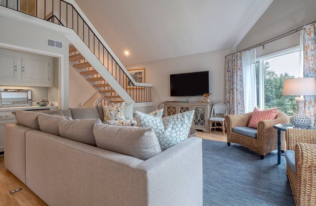 Updated, 3BR End Unit Spinnaker w/Beach Boardwalk Access Across Street! Amenity Cards!