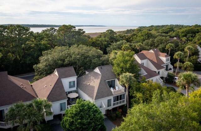 Updated, 3BR End Unit Spinnaker w/Beach Boardwalk Access Across Street! Amenity Cards!