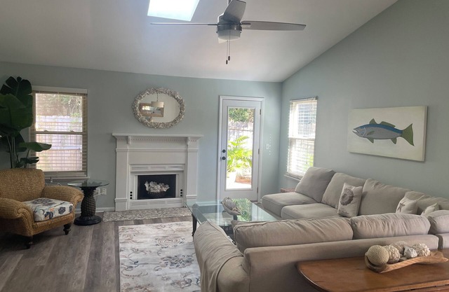 Updated Coastal Cottage – Clean, One Level Close to Beach & Downtown &Dog Lovers