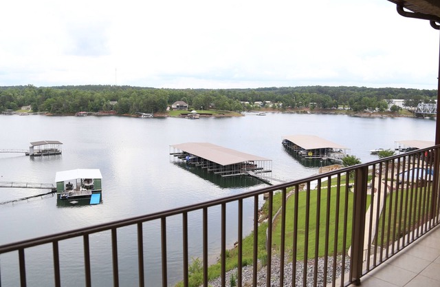 UPDATED Condo on Beautiful Smith Lake