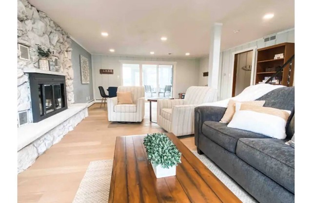 Updated, Cozy Lakefront Cottage w/Sunset Views