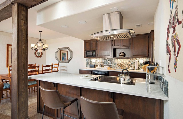 Updated Fort Marcy Condo, Walk to Plaza, Full Features, Great Amenities