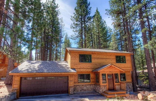 Updated Home, Fenced Yard, BBQ w/Deck, Fireplace, by Heavenly (HCH0682)