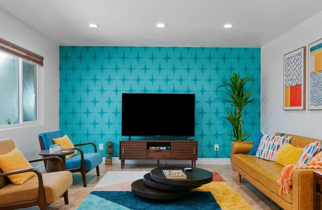 Updated, modern & stylish condo w/pools and tennis