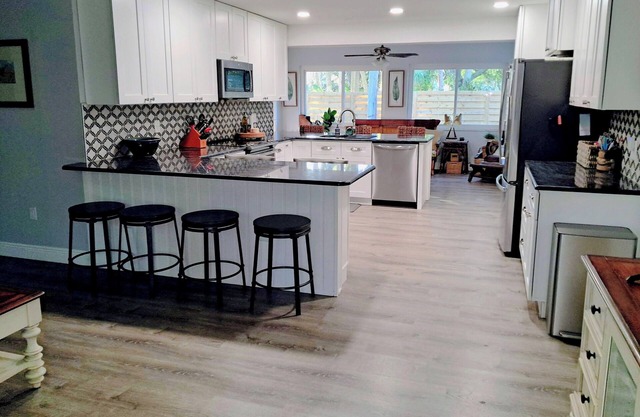 Updated S Venice 3/2 house. 5 mins to the beach. Steps to the Venetian Waterway.