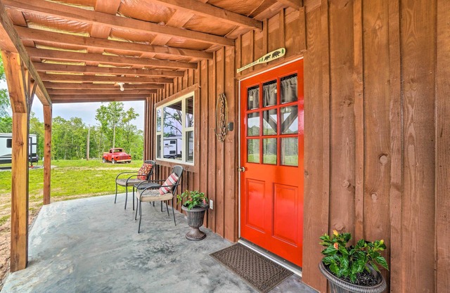 Updated Studio Cabin in Ozark w/Yard & Mtn View