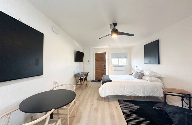 Updated studio in Salida ca. HWY 99 located 1 mile away. Kaiser 2 mi away