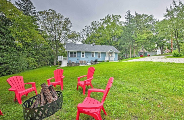 Updated Twin Lakes Cottage, Walk to Lake Mary