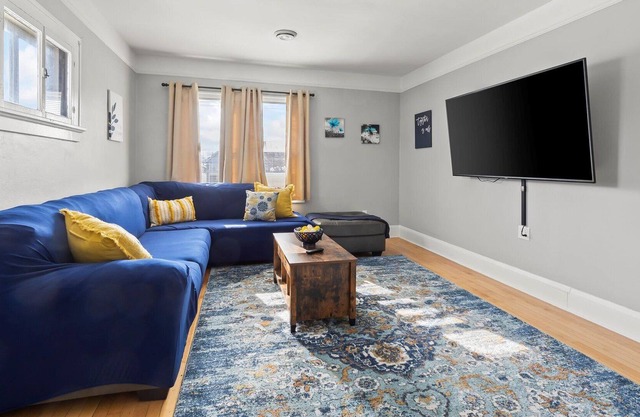 Updated Upper 2Br, walking distance to Lake Michigan.