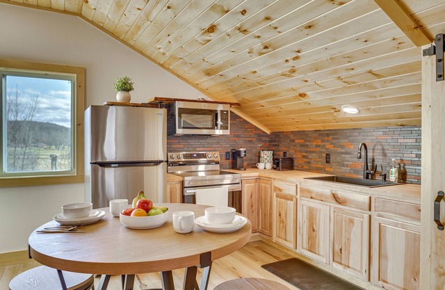 Updated Vermont Studio, Walk to Lake Champlain!