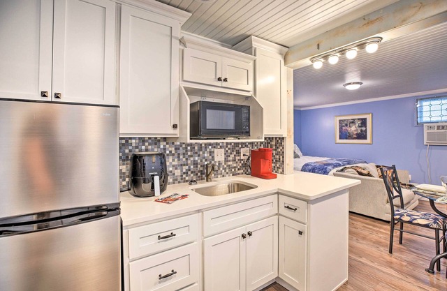 Updated Williamstown Apartment with Kitchen!