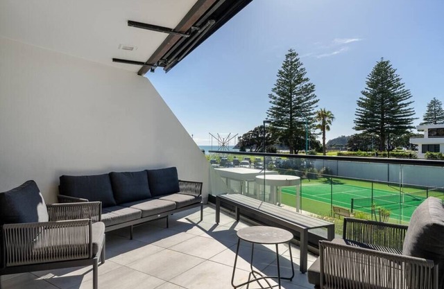 Upmarket on Main Beach