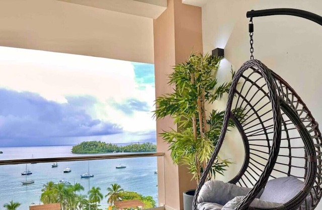 Upscale 2 Bdrm 2 Bath Penthouse with Spectacular Bay View, King Beds, Pool, Gym...