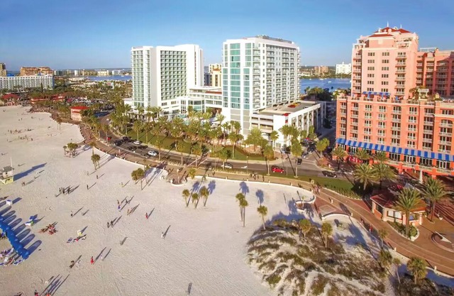 Upscale 2 BR Presidential Suite sleeps up to 8 ppl on the beach in Clearwater FL