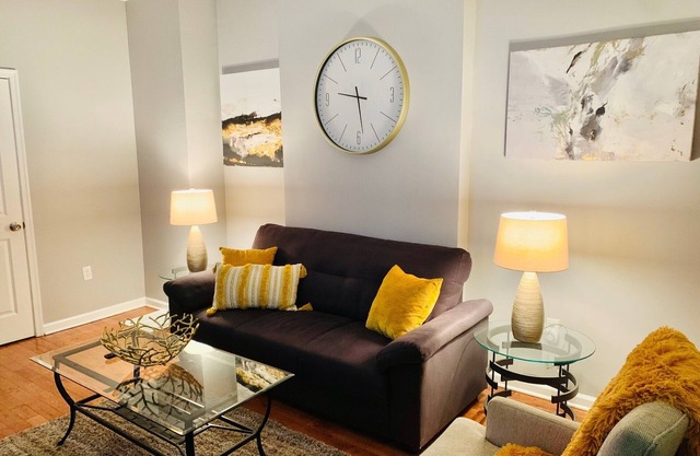 Upscale 2BD/1.5BA townhome mins to JHH & downtown