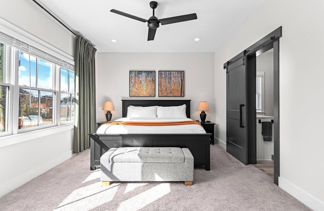 Upscale 3-Story Townhome Near Airport, Downtown Atlanta & Studios