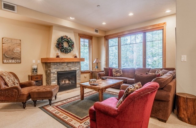 Upscale 4 Bed, 3 Bath at the Woodwinds with Mountain Views, Private Hot Tub, and Garage sleeps 10