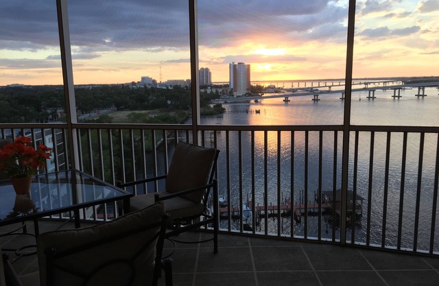 Upscale 9th Floor Water-Front 3 Br Condo In Downtown Fort Myers: 30 day minimum
