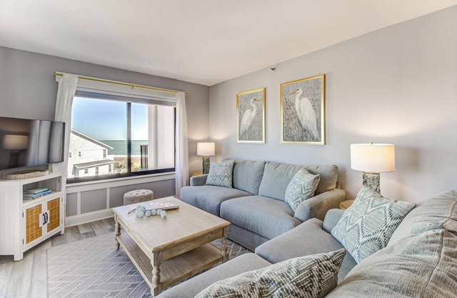 Upscale Condo Ocean Views, Pool, STEPS to Beach, Restaurants, Shops