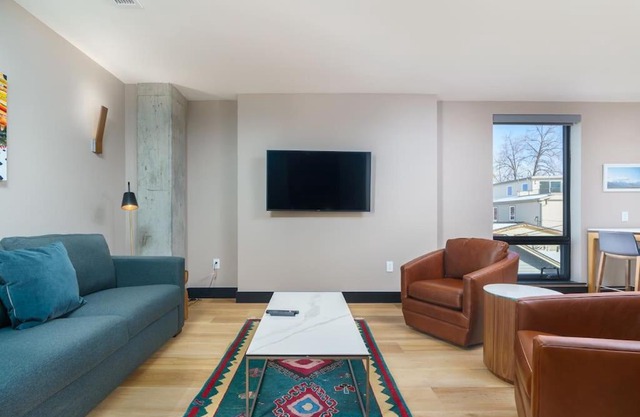 Upscale Flat W Balcony & Roof Top Patio