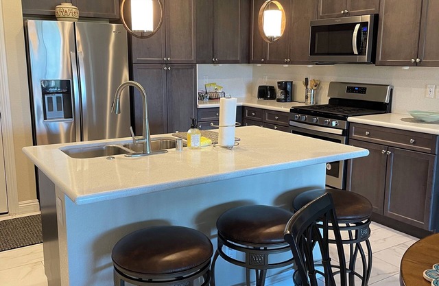 Upscale fully furnished/equipped townhouse, guard/gate Strip/golf course view