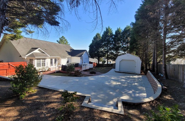 Upscale Home Quiet Area with Hot Tub Near Hope Mills Lake