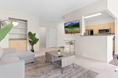 Upscale King 2BR Suite Mins to Downtown Raleigh!