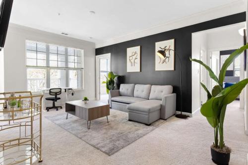 Upscale King 2BR Suite Mins Downtown Raleigh