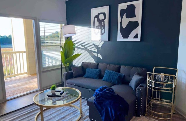 Upscale King 3 Bed Suite to Uptown Charlotte!