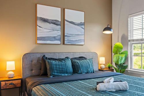 Upscale King 3BR Townhouse in Pineville