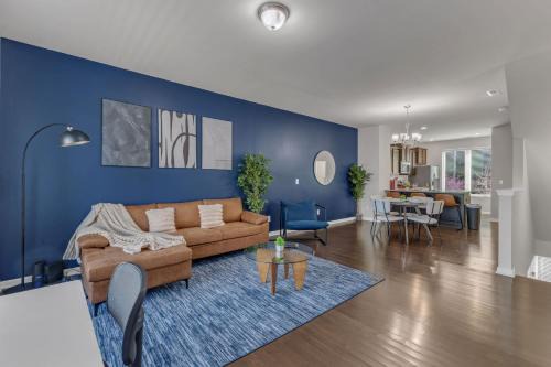 Upscale King 3BR Townhouse Mins to Downtown!