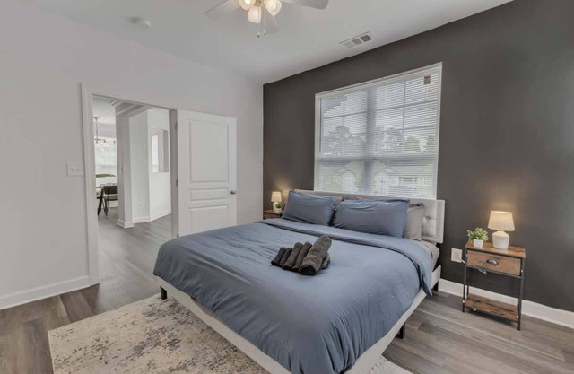 Upscale King 4BR Suite Mins to Downtown Raleigh!