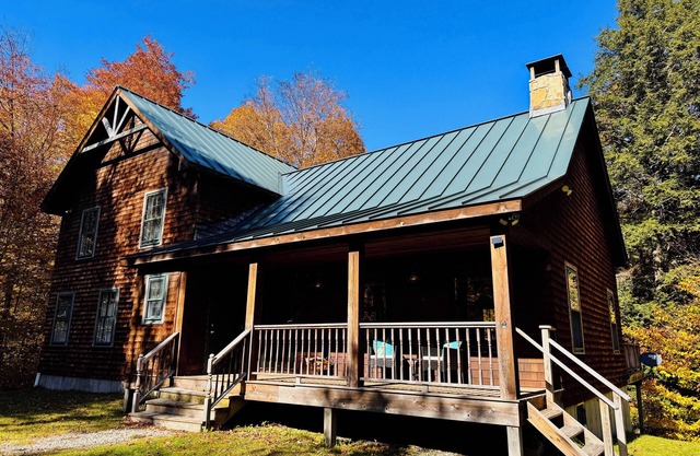 Upscale Mount Snow/Stratton Area w/Indoor Pool access, short drive to lakes