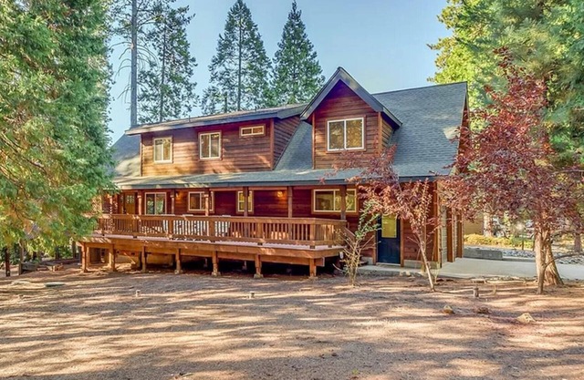 Upscale Mountain Chalet in Blue Lake Springs, Free Wifi/Cable, Gas Fireplace