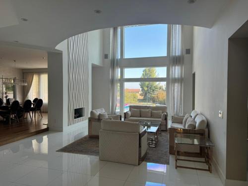 Upscale Residence with Pool and Spa