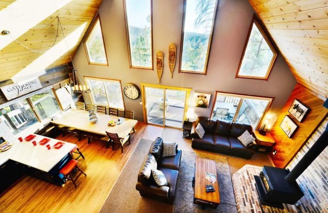 UPSCALE. SLEEPS 18. HOT TUB.POOL TBL.WALK2BLS.K9OK