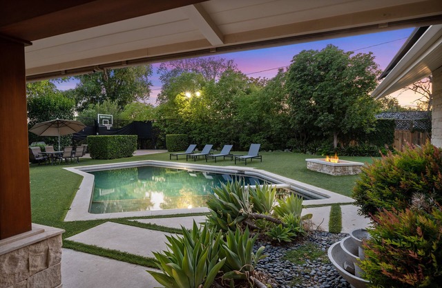 Upscale Stunning Oasis Home Pool/Spa/Basketball ct