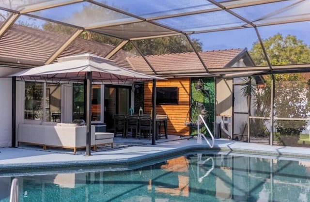 Upscale Tampa Bay Dream Home Pool/Putting Green