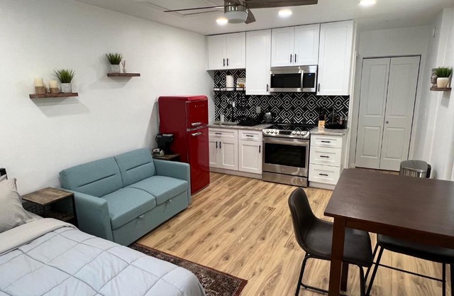 Upscale Unique Studio, Private Yard And Entrance