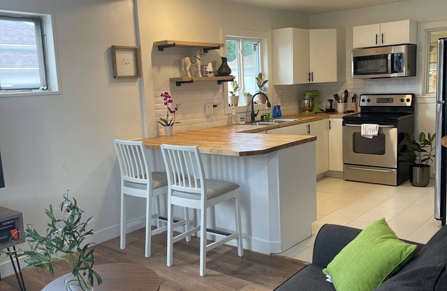 Upstairs Suite Modern 2 Bedrooms & Bath, with Fully Stocked Kitchen, See Video