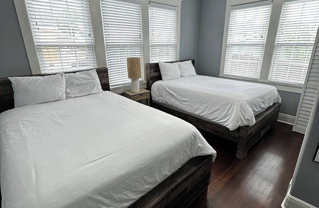 Uptown Nola Minutes away from everything. Sleeps 10 private driveway