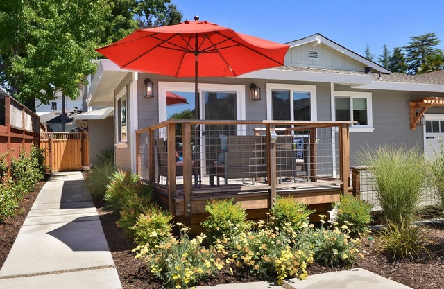 Urban Elegance in Wine Country: Unwind Just Steps from Healdsburg Plaza!