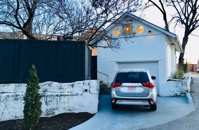 Urban Garden Oasis: Guest House Studio with Private Garage